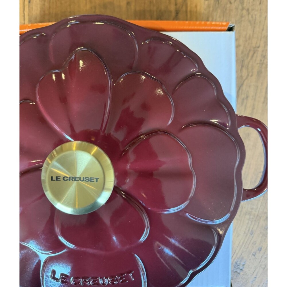 Le Creuset Signature Cast Iron Petal Shallow Casserole 2.25qt Garnet Rhone NEW - Picture 11 of 16